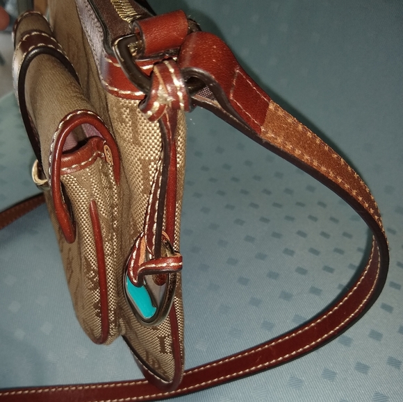 Dooney and Bourke signature letter carrier bag. - Picture 4 of 9